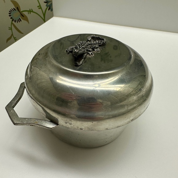 The King’s Pewter Box with Alligator on Top - Picture 2 of 6